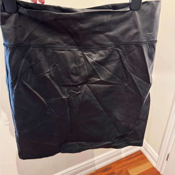 Wilfred. Aritzia. Faux leather mini. Tailored style- tight fitting. Black - Picture 3 of 5
